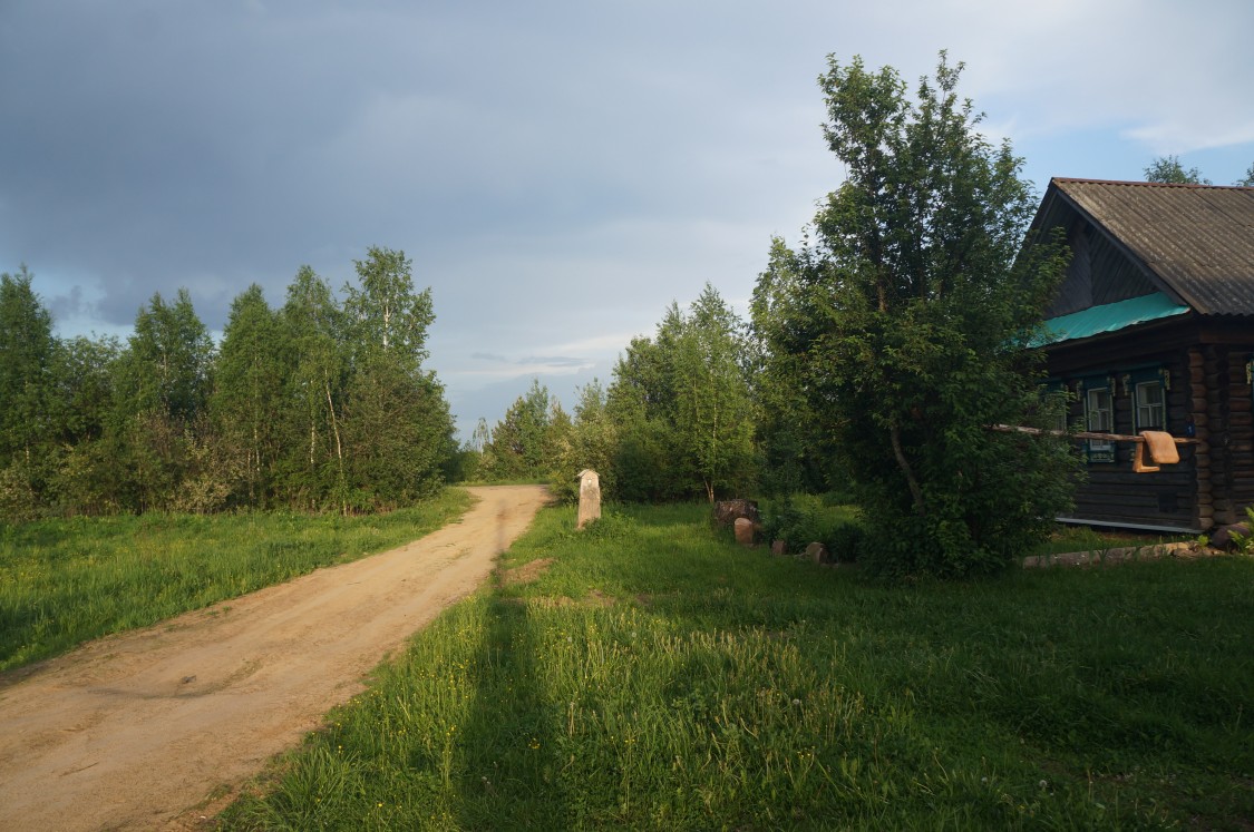 Татарка. Часовенный столб. общий вид в ландшафте