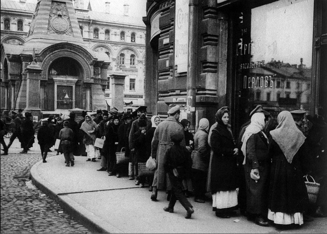 Часовня Александра Невского в Охотном ряду, Тверской (Центральный административный округ (ЦАО), г. Москва). архивная фотография, Вид на гостиницу 