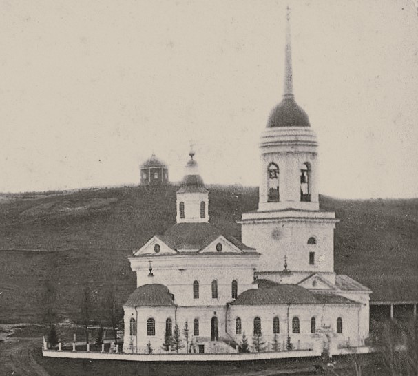 Фотография часовни и храма на переднем плане датируется 1890-1910 гг., архивная фотография. Часовня Вознесения Господня в Нижне-Исетске, Екатеринбург (Екатеринбург, город, Свердловская область)