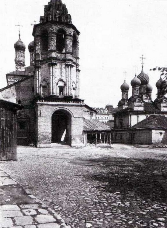 Тверской. Церковь Георгия Победоносца на Большой Дмитровке. архивная фотография, перед разрушением 1934 год Георгиевская и Казанская (позади) с http://oldmos.ru