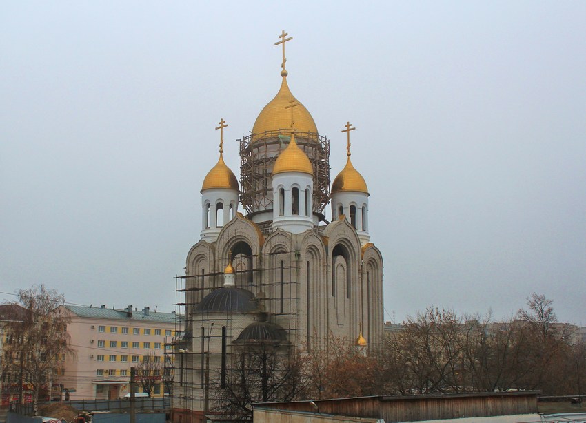 Иваново. Церковь Вознесения Господня (новая). документальные фотографии, Вид с пешеходного моста на станции Иваново