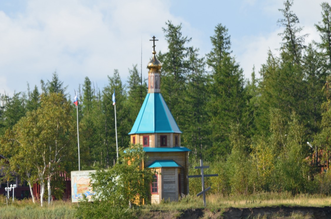 Лямпушка, кордон. Часовня Николая Чудотворца. общий вид в ландшафте, Часовня и памятный крест. Вид с реки Лена