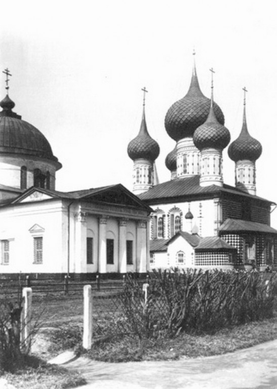 Ярославль. Церковь Петра и Павла на Волге (в Петровской слободе). архивная фотография, Слева теплый храм Николая Чудотворца