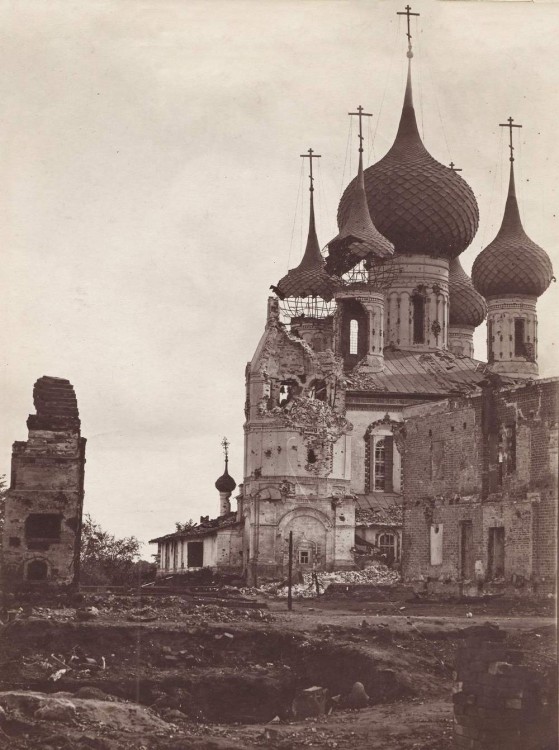 Церковь Петра и Павла на Волге (в Петровской слободе), Ярославль (Ярославль, город, Ярославская область). архивная фотография, Церковь Петра и Павла на Волжском берегу, повреждённая красной артиллерией во время подавления Ярославского восстания. Фото 1918 г. 