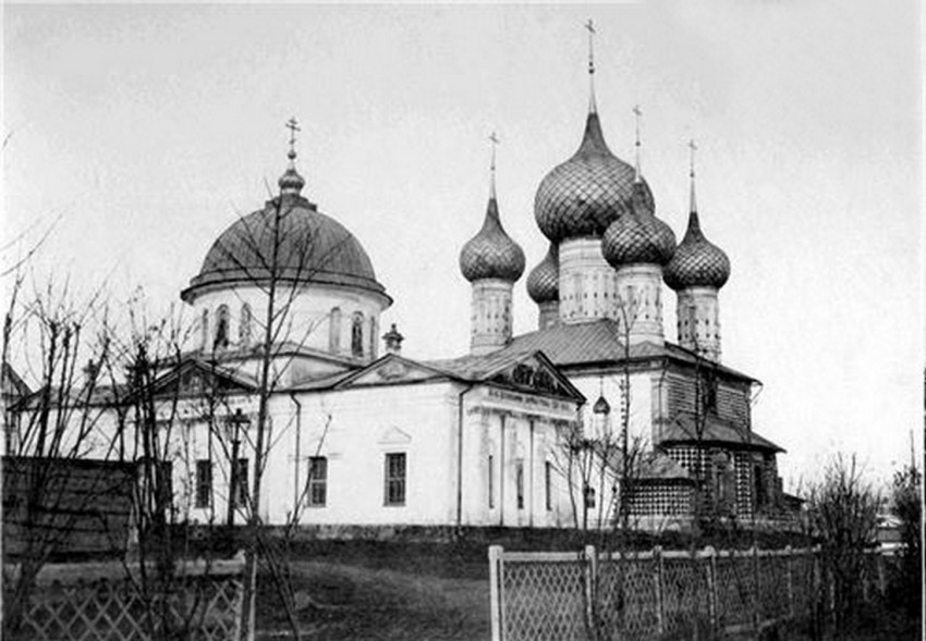 Церковь Николая Чудотворца Петропавловского прихода, Ярославль (Ярославль, город, Ярославская область). архивная фотография, Церкви Петропавловского прихода.Справа Церковь Петра и Павла на Волге
фото 1880-е