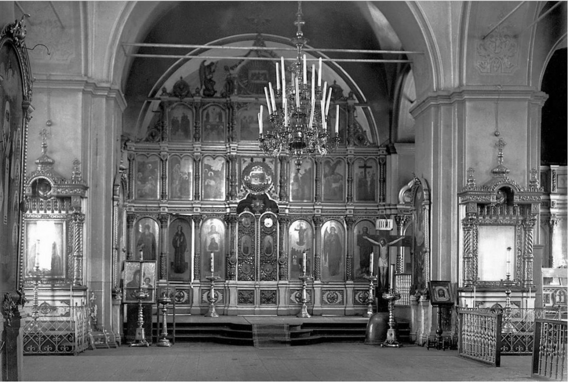 Иконостас алтарь в церкви