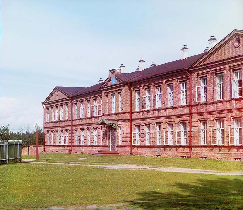 Иоанно-Предтеченский Леушинский женский монастырь, Леушино (акватория Рыбинского водохранилища) (Череповецкий район, Вологодская область). архивная фотография, Леушинская женская школа. Фотография С.М.Прокудина-Горского, 1909. Оригинал. Открыта в 1885 г., первоначально находилась в одном из деревянных монастырских корпусов
