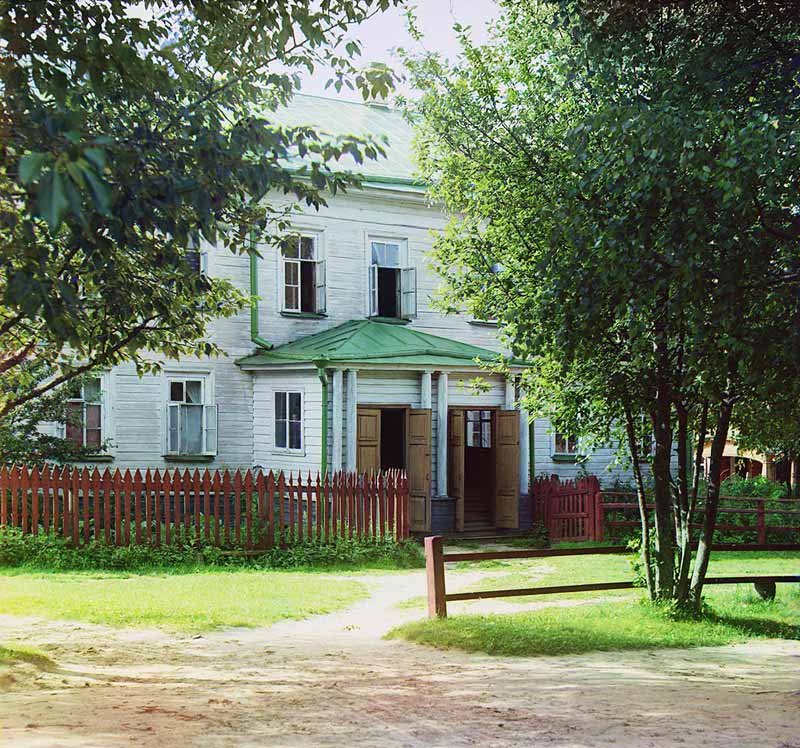 Иоанно-Предтеченский Леушинский женский монастырь, Леушино (акватория Рыбинского водохранилища) (Череповецкий район, Вологодская область). архивная фотография, Корпус сестер Леушинского монастыря. Фотография С.М.Прокудина-Горского, 1909. Оригинал . Корпус, располагавшийся напротив главного входа в 
собор Похвалы Божией Матери