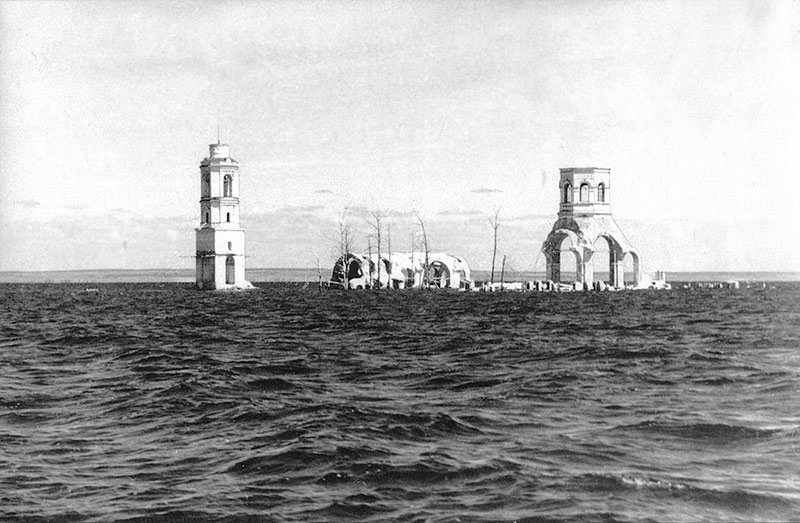 Иоанно-Предтеченский Леушинский женский монастырь, Леушино (акватория Рыбинского водохранилища) (Череповецкий район, Вологодская область). архивная фотография, Фотография 1950-х гг. С открытки, купленной на петербургском Леушинском подворье в 2006 г. Оригинал фотографии хранился в архиве Дарвинского Государственного заповедника, а затем был передан в храм св. Иоанна Богослова Леушинского подворья.