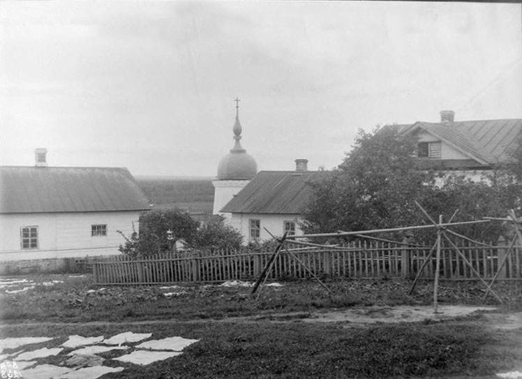 Леушино (акватория Рыбинского водохранилища). Иоанно-Предтеченский Леушинский женский монастырь. архивная фотография, Вид башни и части монастырских строений. Первая треть XX в. Музей архитектуры им. А.В.Щусева, инв. № II-1268  (с сайта goskatalog.ru; изображение обработано)