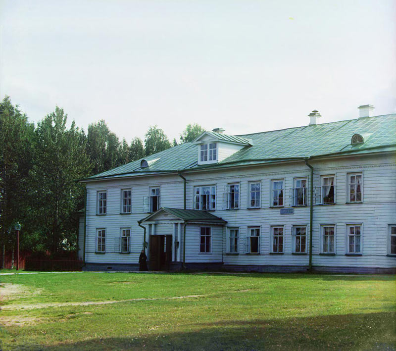 Леушино (акватория Рыбинского водохранилища). Иоанно-Предтеченский Леушинский женский монастырь. Церковь Спаса Нерукотворного Образа в настоятельском корпусе. архивная фотография, Игуменский корпус. Фотография С.М.Прокудина-Горского, 1909. 
http://photoprogulki.narod.ru/leushino1.htm . Оригинал:
http://cdn.loc.gov/service/pnp/prokc/20900/20997v.jpg