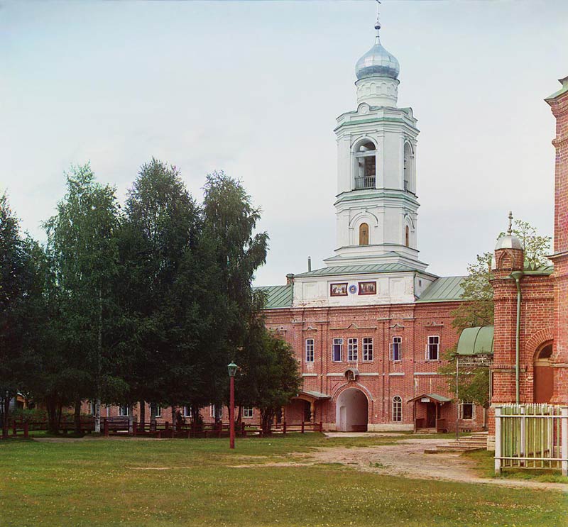 Леушино (акватория Рыбинского водохранилища). Иоанно-Предтеченский Леушинский женский монастырь. Церковь Иоанна Рыльского в надвратной колокольне. архивная фотография, Церковь при богадельне. Фотография С.М.Прокудина-Горского, 1909. 
http://photoprogulki.narod.ru/leushino1.htm . Оригинал:
http://cdn.loc.gov/service/pnp/prokc/21000/21004v.jpg