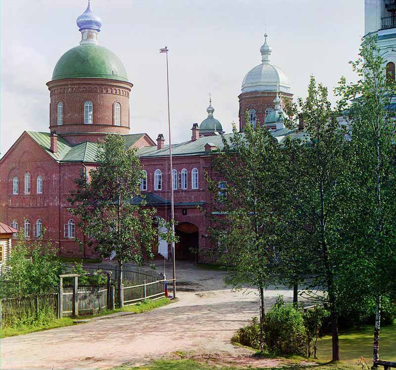 Леушино (акватория Рыбинского водохранилища). Иоанно-Предтеченский Леушинский женский монастырь. Собор Троицы Живоначальной. архивная фотография, Троицкий собор в Леушинском монастыре. Фотография С.М.Прокудина-Горского, 1909. 
http://photoprogulki.narod.ru/leushino1.htm . Оригинал:
http://cdn.loc.gov/service/pnp/prokc/21000/21005v.jpg . Закладку собора в 1903 г. освящал св. Иоанн Кронштадтский.
