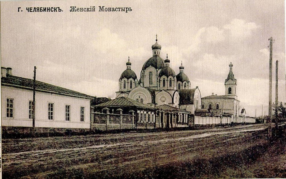 Челябинск. Одигитриевский женский монастырь.. архивная фотография, Вознесенская церковь, справа – Смоленская церковь