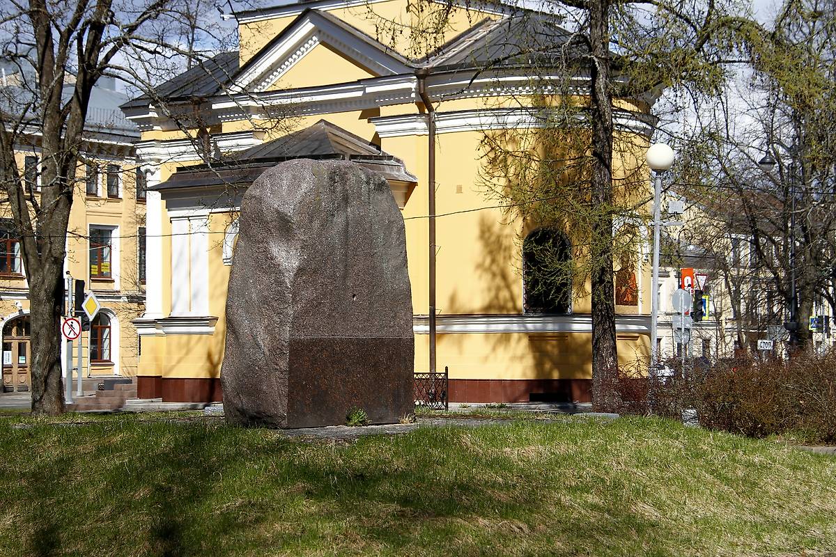 Памятный камень на месте собора А.Первозванного., дополнительная информация. Собор Андрея Первозванного, Кронштадт (Санкт-Петербург, Кронштадтский район, г. Санкт-Петербург)