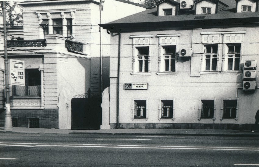 Часовня Серафима Саровского при подворье Троицкого Серафимо-Дивеевского монастыря (старая), Мещанский (Центральный административный округ (ЦАО), г. Москва). фасады, Старая часовня (два окна справа от ворот)
