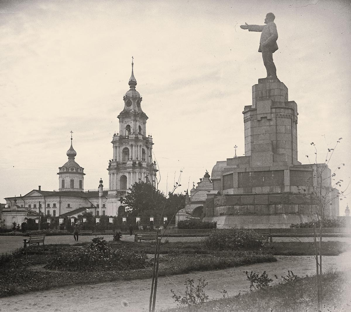 Фотография Богоявленского собора и только, что воздвигнутого на пьедестал скульптуру В. И. Ленина. Фото 1928 г., архивная фотография. Собор Богоявления Господня в Кремле (старый), Кострома (Кострома, город, Костромская область)