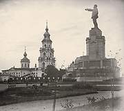 Собор Богоявления Господня в Кремле (старый), Фотография Богоявленского собора и только, что воздвигнутого на пьедестал скульптуру В. И. Ленина. Фото 1928 г., Кострома, Кострома, город, Костромская область