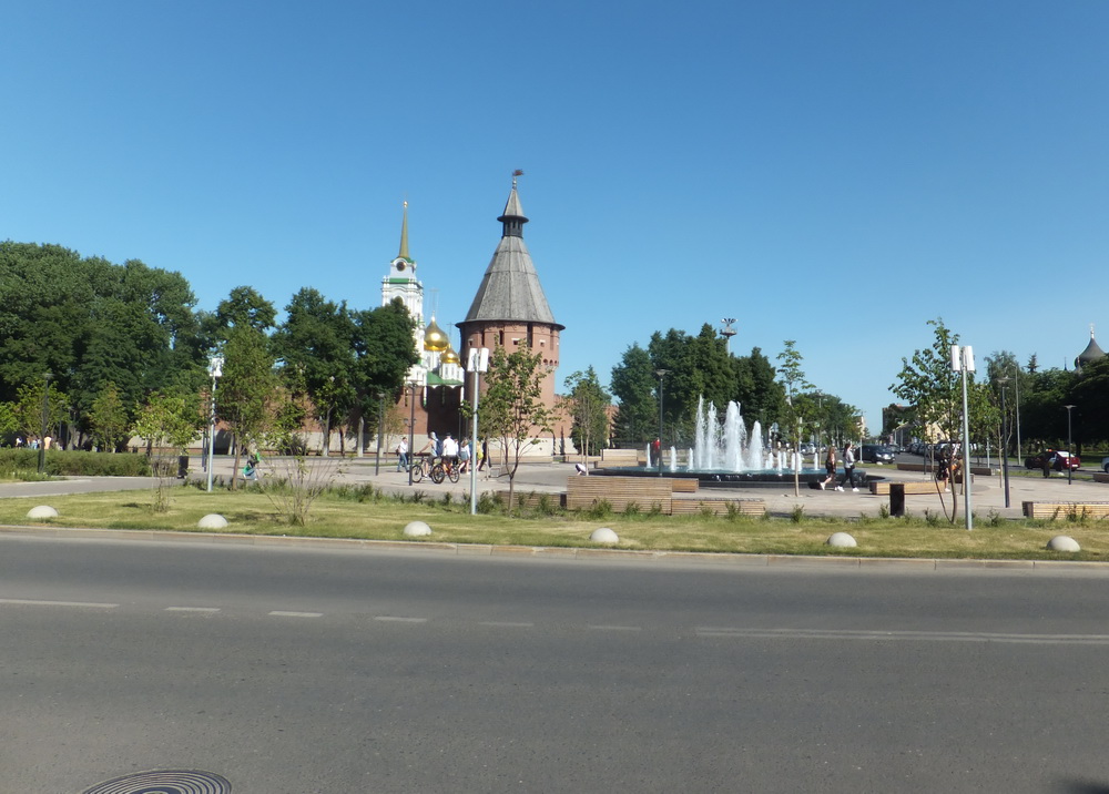 Церковь Воздвижения Креста Господня, Тула (Тула, город, Тульская область). общий вид в ландшафте, Церковное место - фонтан и примыкающая к нему площадка