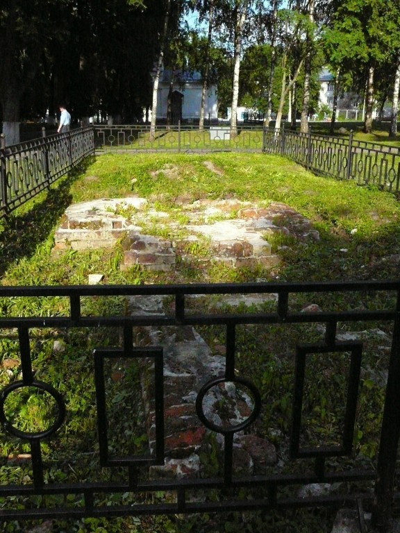 Кремль, Кострома (Кострома, город, Костромская область). фасады,  Археологические раскопки на месте Святых (Триумфальных врат). Прямо, за раскопками – часовня Александра Невского, справа за деревьями виден дом Соборного причта, в котором открыта домовая церковь.