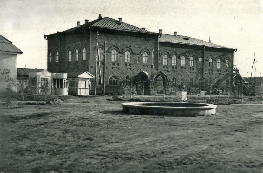 Якутск. Якутский Спасский мужской монастырь. архивная фотография, Архиерейские покои (1915-1924).