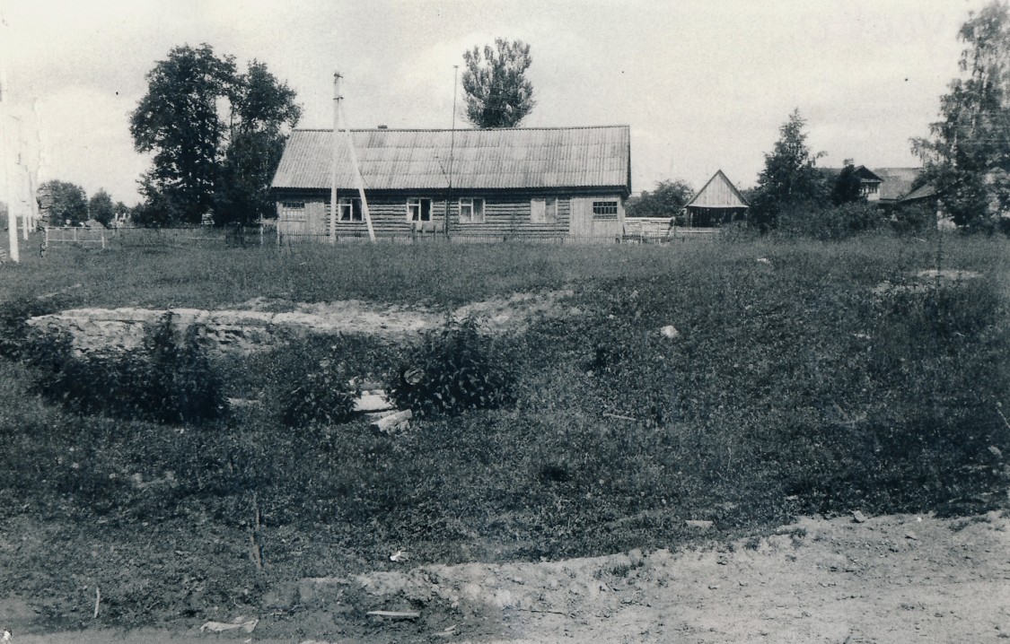 Тарусский Троицкий женский монастырь, Чаусово, посёлок совхоза (Жуковский район, Калужская область). архитектурные детали, Остатки монастырских строений