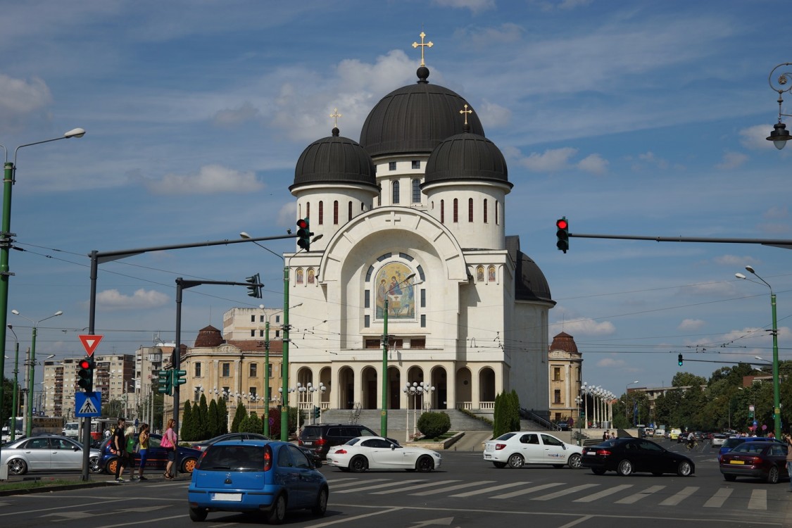 Собор Троицы Живоначальной, Арад (Арад, Румыния). общий вид в ландшафте