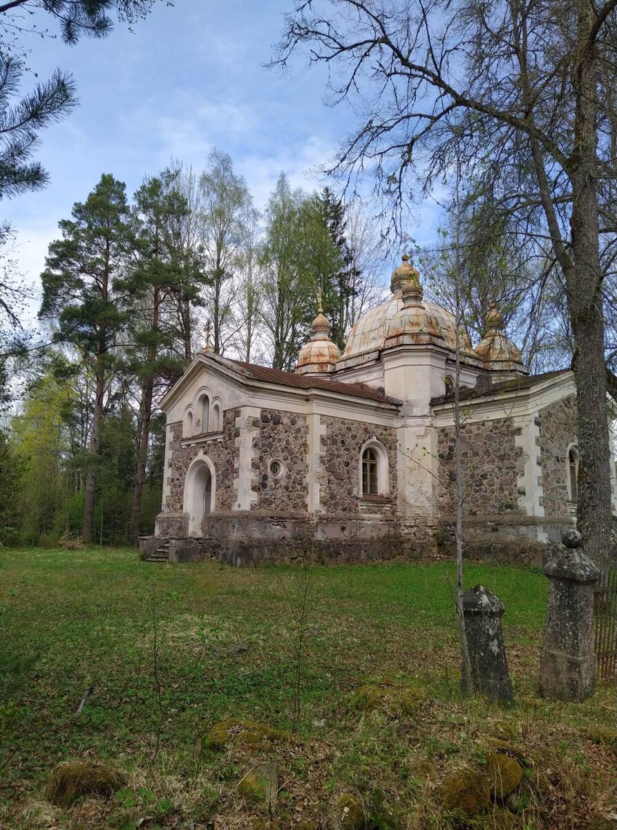 Церковь Вознесения Господня, Урусте (Пярнумаа, Эстония). фасады, Общий вид и детали ворот