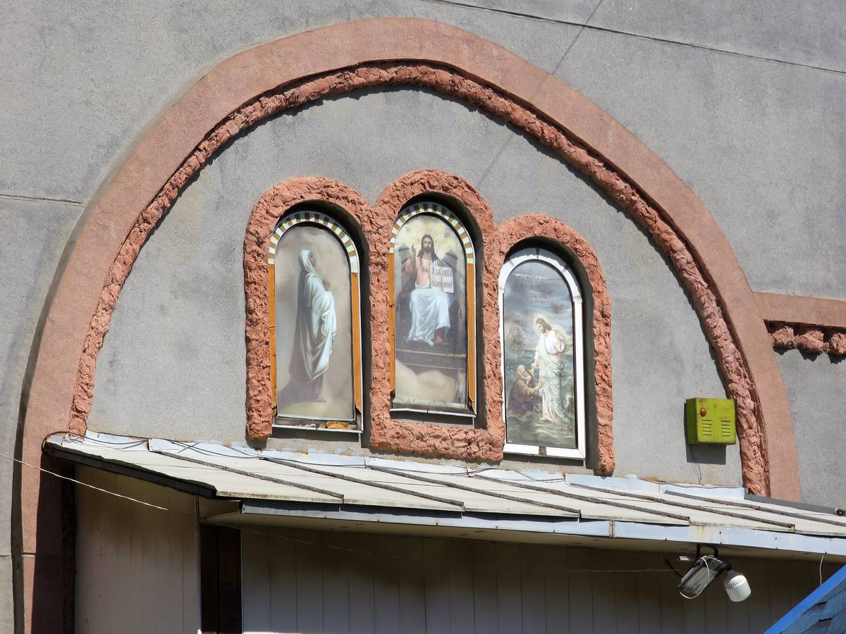 Иконы на западном фасаде дома причта, дополнительная информация. Церковь иконы Божией Матери 