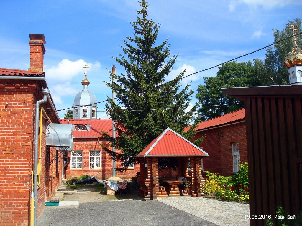 Пантелеимоновский женский монастырь, Браслав (Браславский район, Беларусь, Витебская область). фасады, Дворик монастыря
