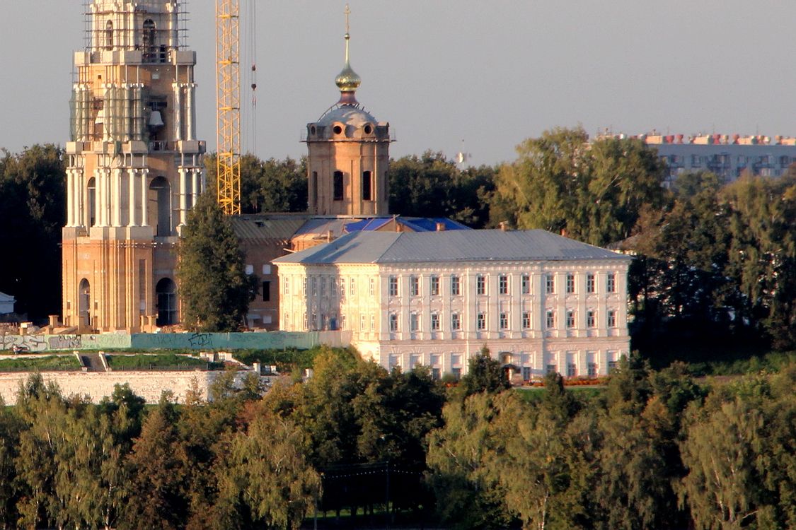 Кострома. Церковь Владимира равноапостольного в доме Соборного причта. фасады, Вид из-за Волги.