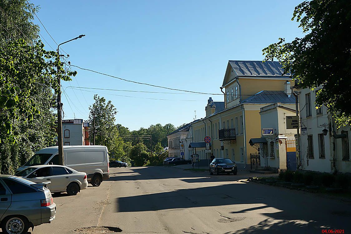 Часовня Введения во храм Пресвятой Богородицы, Боровичи (Боровичский район, Новгородская область). фасады, Место часовни в левой части кадра