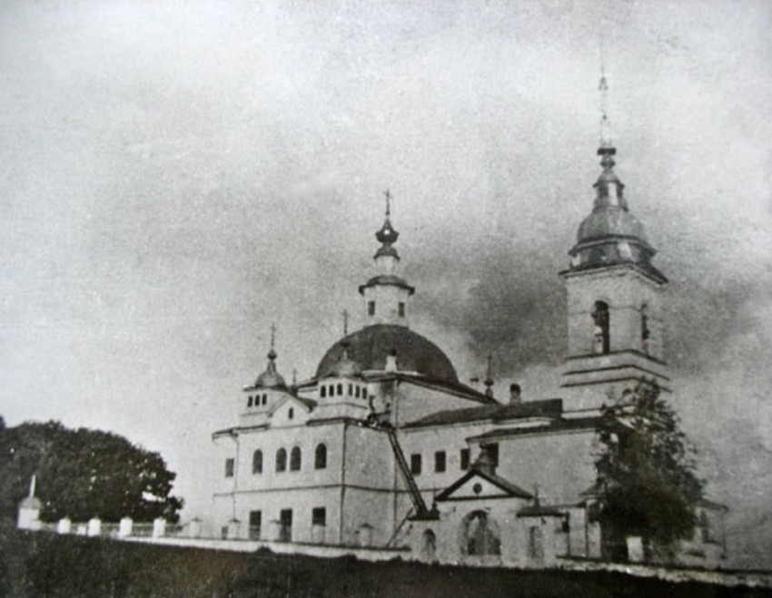 Великово. Церковь Рождества Христова. архивная фотография, Фото нач. XX в. из экспозиции краеведческого музея Васильевской школы села Великова. http://www.old-churches.ru/so_052.htm