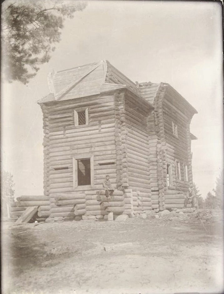Общий вид с юго-западной стороны в полуразобранном виде. Фото 1960-х гг. из коллекции ГНИМА. (ГК № 67718881), архивная фотография. Церковь Успения Пресвятой Богородицы, Усть-Паденьга (Шенкурский район, Архангельская область)