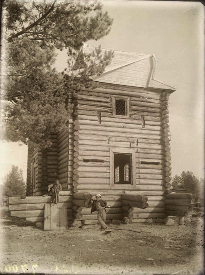 Общий вид с юго-восточной стороны в полуразобранном виде. Фото 1960-х гг. из коллекции ГНИМА. (ГК № 67718646), архивная фотография. Церковь Успения Пресвятой Богородицы, Усть-Паденьга (Шенкурский район, Архангельская область)