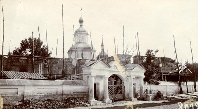 Церковь Вознесения Господня, Путивль (Конотопский район, Украина, Сумская область). архивная фотография, Вид с Николаевской улицы. На переднем плане стройка новой каменной Вознесенской церкви
