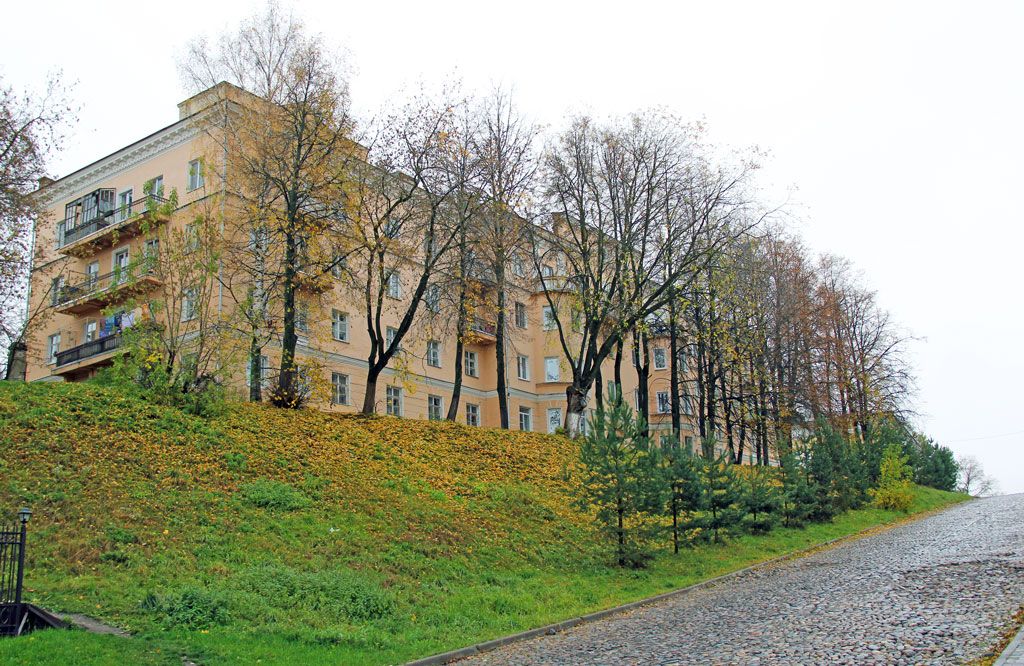 Церковь Бориса и Глеба, Кострома (Кострома, город, Костромская область). общий вид в ландшафте, жилой дом (угол улиц Дзержинского, 7 и Крестьянской, 13) на месте церкви Бориса и Глеба