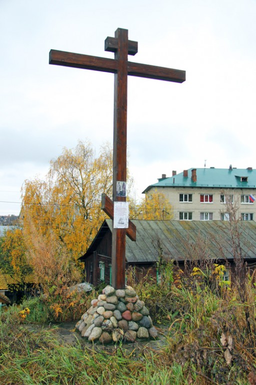 Кострома. Церковь Петра и Павла. общий вид в ландшафте, Памятный крест на месте церкви