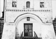 Церковь Рождества Христова (Николы Мокрого) на Дебре (старая), Вход в храм, вверху виден изразцовый пояс. Источник: «Соборная библиотека Костромской епархии», www.bibl-kostroma.ru<br>, Кострома, Кострома, город, Костромская область