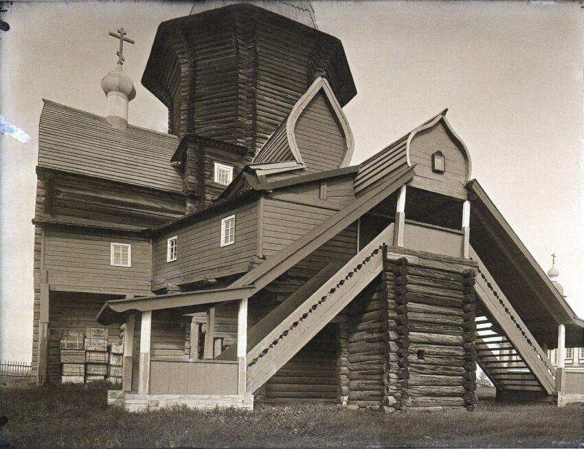 Церковь Флора и Лавра, Ростовское (Виноградовский район, Архангельская область). архивная фотография, Вид на крыльцо храма с северо-запада. Фотография художника В.М. Владимирова, 1913-1915 гг. Из фондов Государственного музея архитектуры (Москва) 