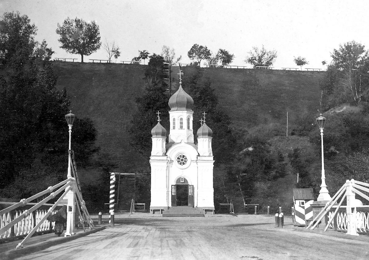 1890-е годы. Правый берег Николаевского цепного моста, сейчас на месте правее станция Днепр, архивная фотография. Часовня Николая Чудотворца у Цепного моста, Печерский район (Киев, город, Украина, Киевская область)