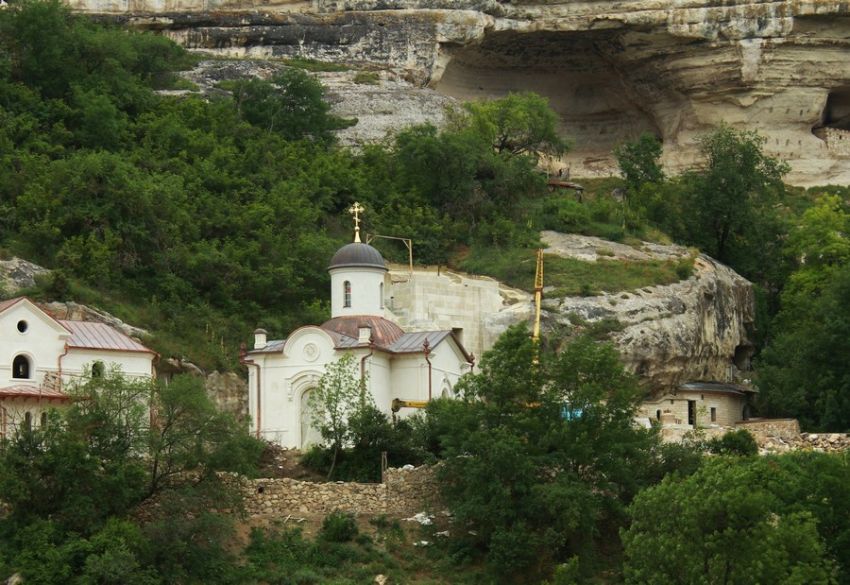 Бахчисарай. Успенский мужской монастырь. Церковь Георгия Победоносца. общий вид в ландшафте