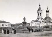 Церковь Николая Чудотворца (Дворцовая), Фото 1890-х гг. Справа виден храм Николая Чудотворца, слева - памятник писателю Н. М. Карамзину. Установлен 22 августа 1845 г. Из собрания Ульяновского областного краеведческого музея.<br>, Ульяновск, Ульяновск, город, Ульяновская область