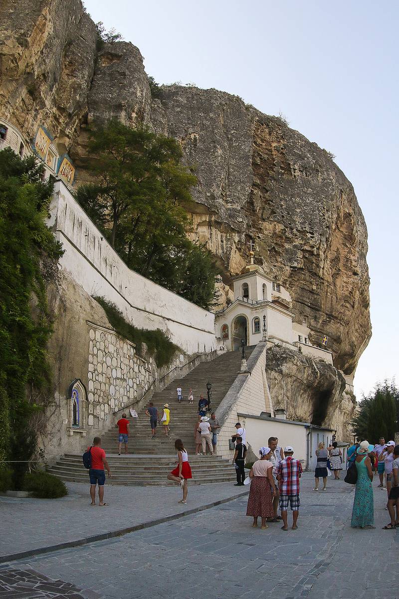 общий вид в ландшафте. Успенский мужской монастырь. Колокольня Успенской части монастыря, Бахчисарай (Бахчисарайский район, Республика Крым)