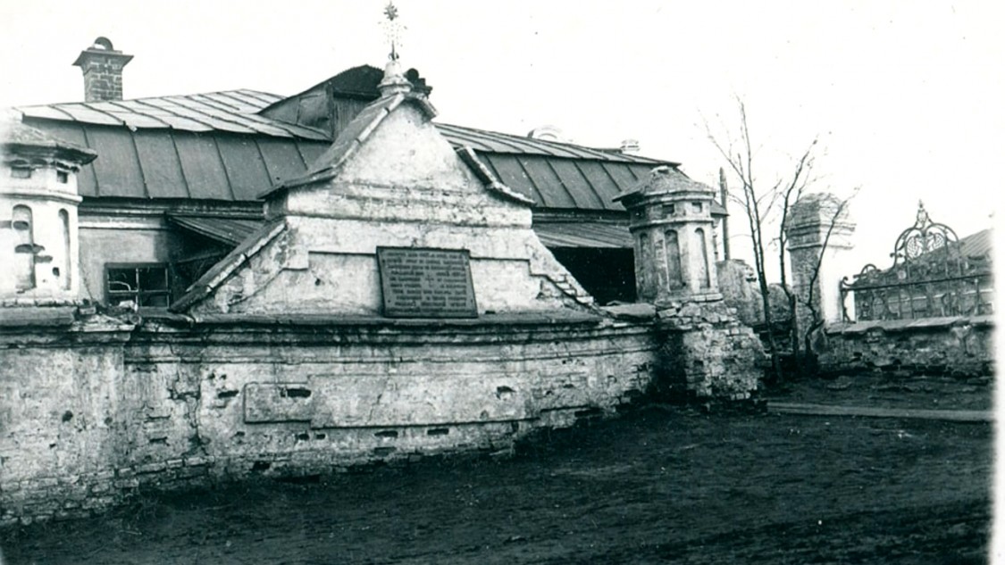 Церковь Тихвинской иконы Божией Матери, Иркутск (Иркутск, город, Иркутская область). архивная фотография, Кладбище при Тихвинской церкви, конец XIX - начало ХХ в.