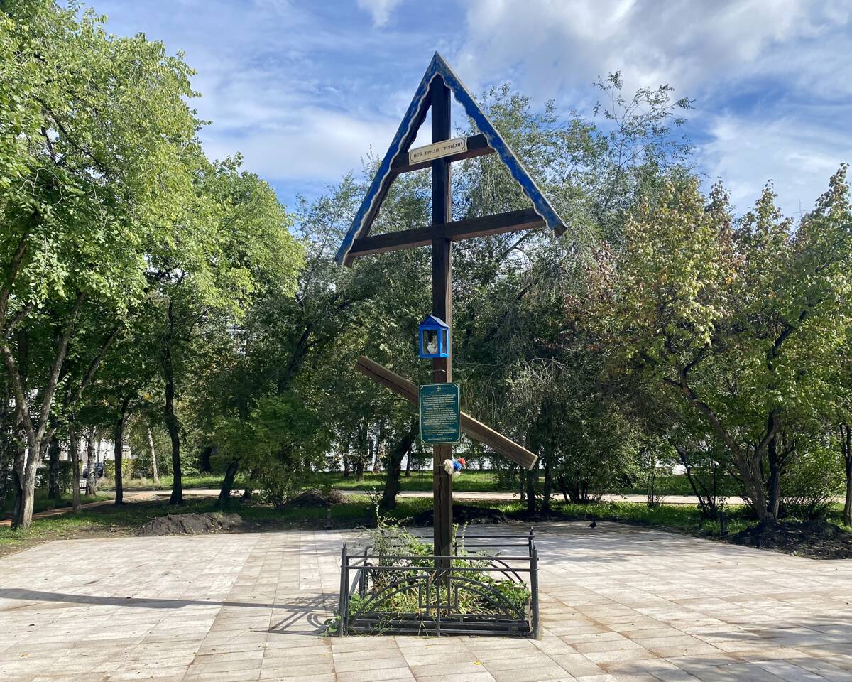 Церковь Успения Пресвятой Богородицы, Иркутск (Иркутск, город, Иркутская область). дополнительная информация, В 2006 году на месте алтаря установлен крест в память о расстрелянных казаках