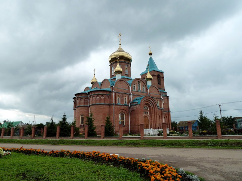 Церковь Успения Пресвятой Богородицы, Шентала (Шенталинский район, Самарская область). общий вид в ландшафте, Вид на Успенскую церковь с центральной площади Шенталы