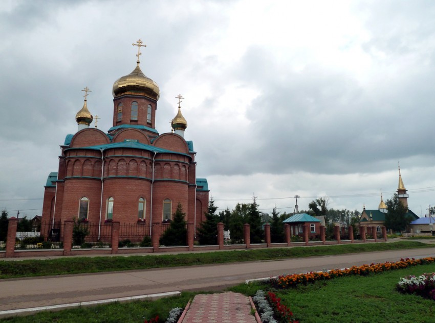 Церковь Успения Пресвятой Богородицы, Шентала (Шенталинский район, Самарская область). общий вид в ландшафте, Вид на  центральную площадь Шенталы от здания администрации