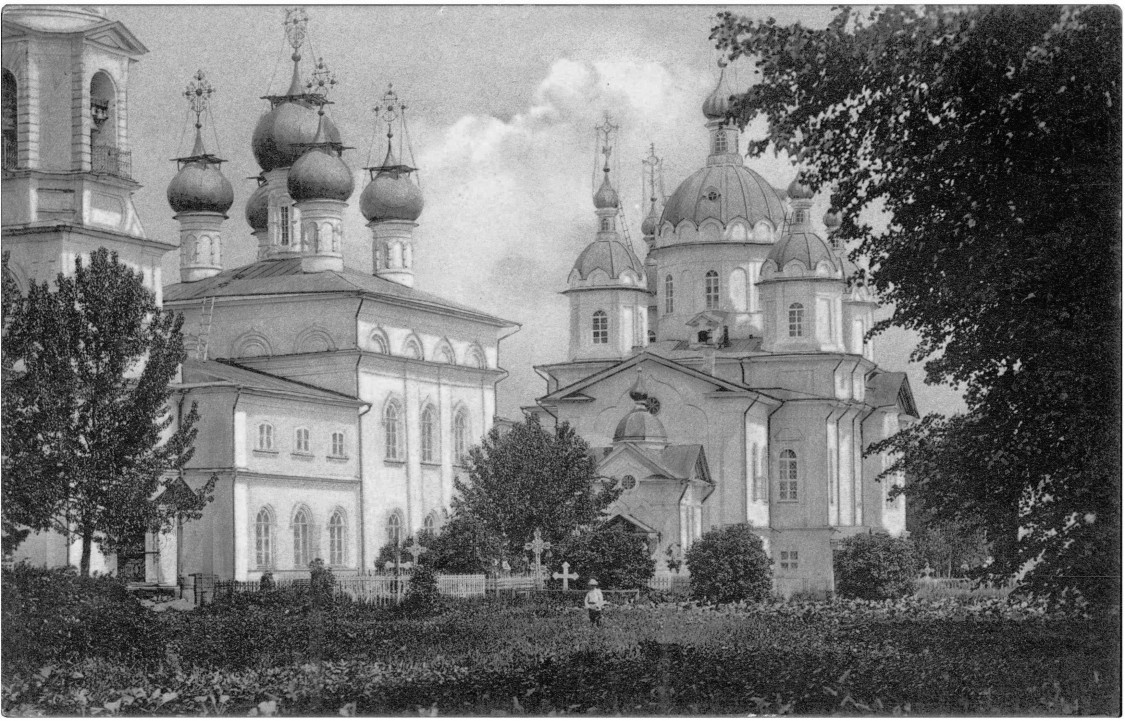 Свято-Духов мужской монастырь, Вологда (Вологда, город, Вологодская область). архивная фотография, Слева – собор Святого Духа, справа – Знаменская церковь. Почтовая открытка начала XX века