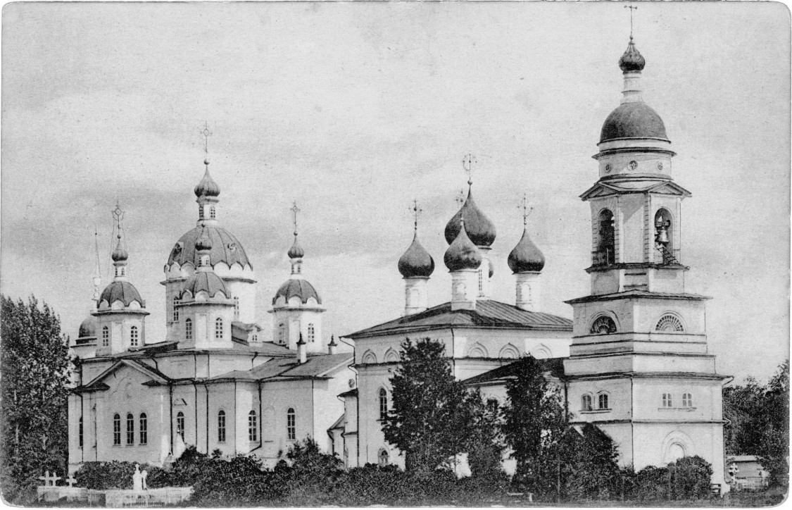 Свято-Духов мужской монастырь, Вологда (Вологда, город, Вологодская область). архивная фотография, Справа – Свято-Духов собор, слева Знаменская церковь. Почтовая открытка начала XX века